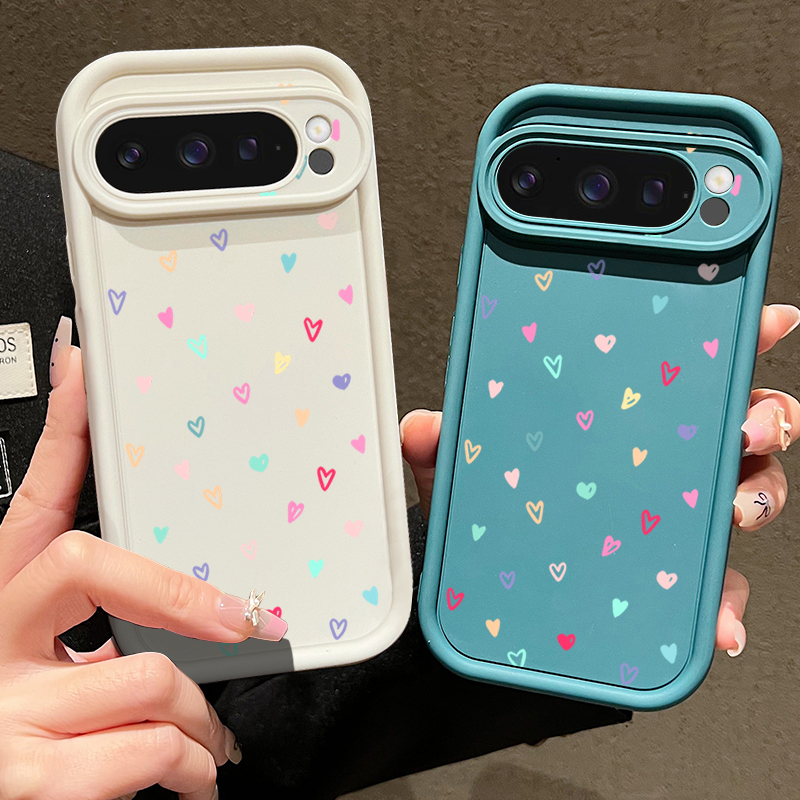Custodia morbida colorata con  - Google Pixel 9 recensione e prezzo